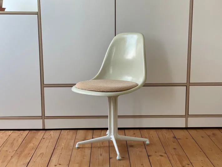 Pamono ! Original 1960s Vitra Charles & Ray Eames La Fonda Fiberglass Miller Chair Desk Chair Office Armchair by Charles & Ray Eames Hot