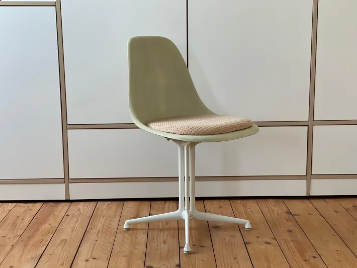 Pamono ! Original 1960s Vitra Charles & Ray Eames La Fonda Fiberglass Miller Chair Desk Chair Office Armchair by Charles & Ray Eames Hot