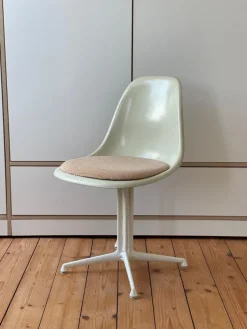 Pamono ! Original 1960s Vitra Charles & Ray Eames La Fonda Fiberglass Miller Chair Desk Chair Office Armchair by Charles & Ray Eames Hot