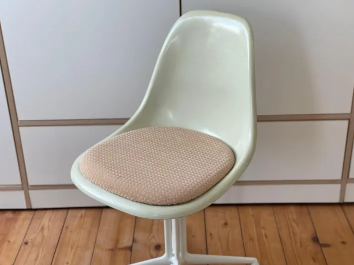 Pamono ! Original 1960s Vitra Charles & Ray Eames La Fonda Fiberglass Miller Chair Desk Chair Office Armchair by Charles & Ray Eames Hot
