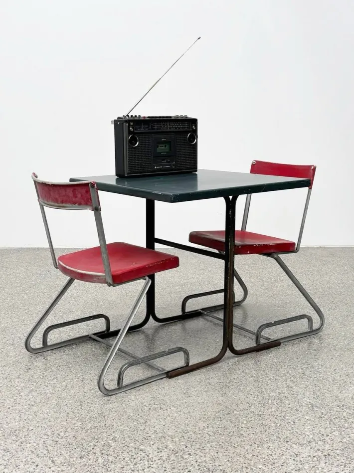 Pamono Aluminum Chairs with Matching Table by Cindy Crawford-Steiger for Embru, Set of 3 Sale