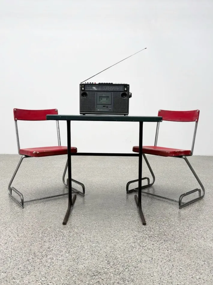 Pamono Aluminum Chairs with Matching Table by Cindy Crawford-Steiger for Embru, Set of 3 Sale