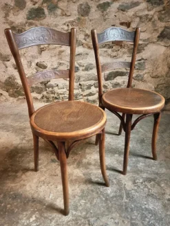 Pamono Antique Bistro Chairs with Pressed Wood Seat and Bentwood Backrest by Michael Thonet for Thonet, Early 1900s, Set of 2 New
