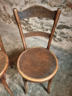 Pamono Antique Bistro Chairs with Pressed Wood Seat and Bentwood Backrest by Michael Thonet for Thonet, Early 1900s, Set of 2 New