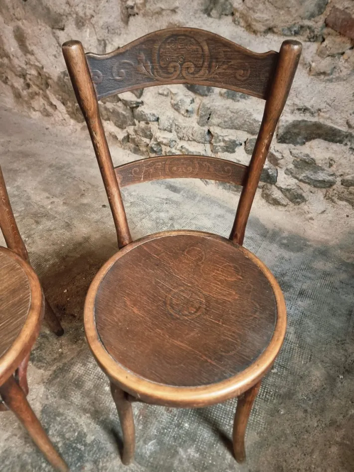 Pamono Antique Bistro Chairs with Pressed Wood Seat and Bentwood Backrest by Michael Thonet for Thonet, Early 1900s, Set of 2 New