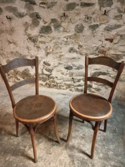Pamono Antique Bistro Chairs with Pressed Wood Seat and Bentwood Backrest by Michael Thonet for Thonet, Early 1900s, Set of 2 New
