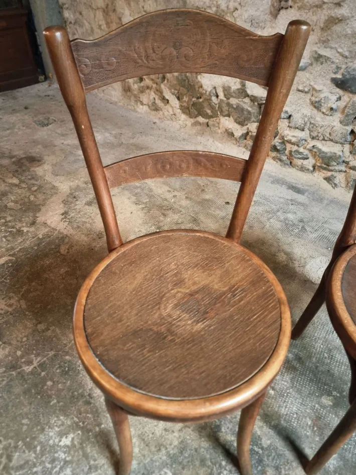Pamono Antique Bistro Chairs with Pressed Wood Seat and Bentwood Backrest by Michael Thonet for Thonet, Early 1900s, Set of 2 New