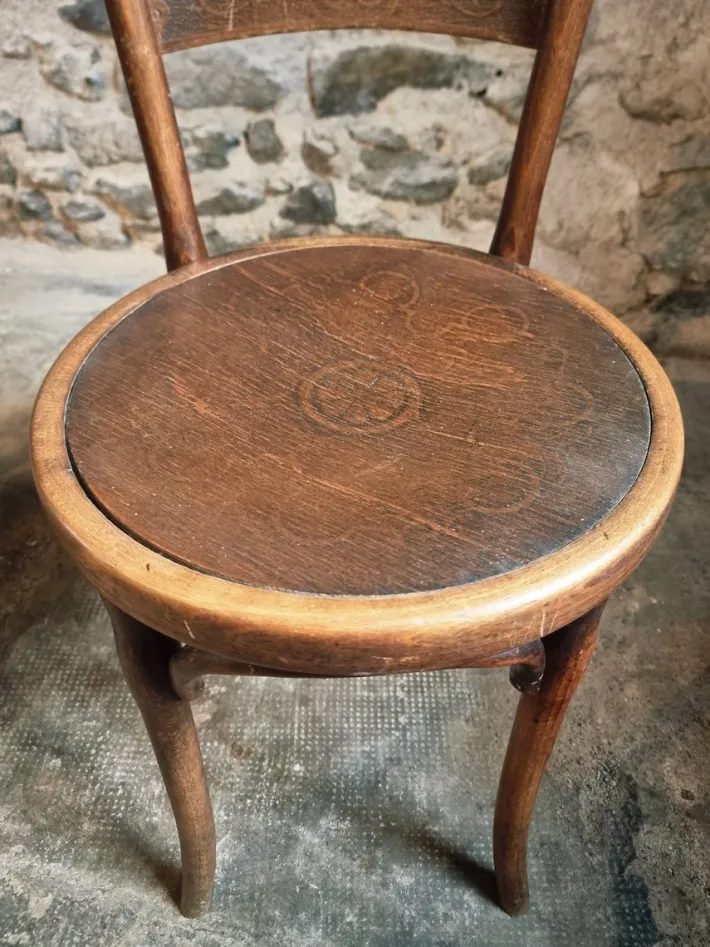 Pamono Antique Bistro Chairs with Pressed Wood Seat and Bentwood Backrest by Michael Thonet for Thonet, Early 1900s, Set of 2 New