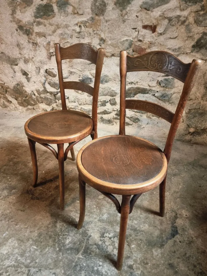 Pamono Antique Bistro Chairs with Pressed Wood Seat and Bentwood Backrest by Michael Thonet for Thonet, Early 1900s, Set of 2 New