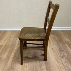 Pamono Antique Children's Chair in Oak Outlet