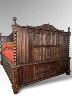Pamono Antique French Neo-Renaissance Carved Oak Kingsize Bed Frame, 1880s Outlet