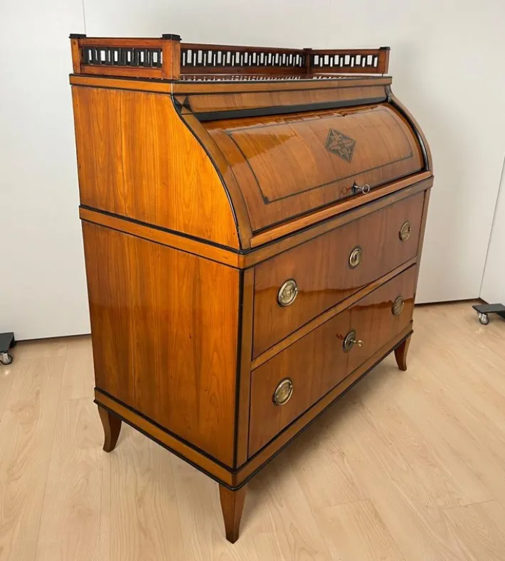 Pamono Biedermeier Roll-Top Desk in Cherry Veneer and Brass, 1820 Outlet