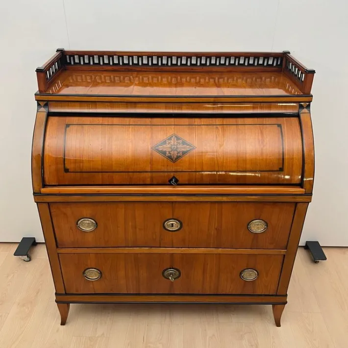Pamono Biedermeier Roll-Top Desk in Cherry Veneer and Brass, 1820 Outlet