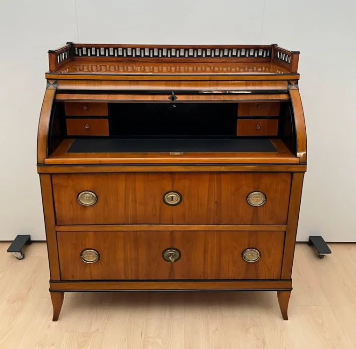 Pamono Biedermeier Roll-Top Desk in Cherry Veneer and Brass, 1820 Outlet