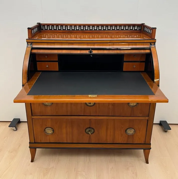 Pamono Biedermeier Roll-Top Desk in Cherry Veneer and Brass, 1820 Outlet