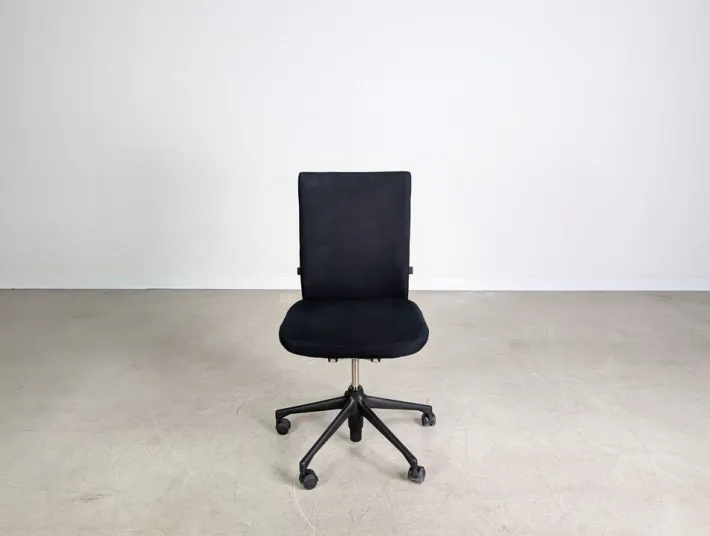 Pamono Black Executive Swivel T-Chair from Vitra Outlet