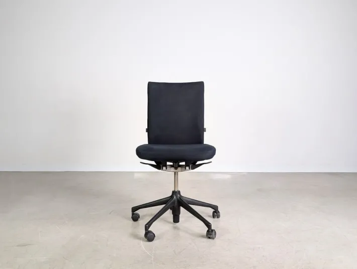 Pamono Black Executive Swivel T-Chair from Vitra Outlet