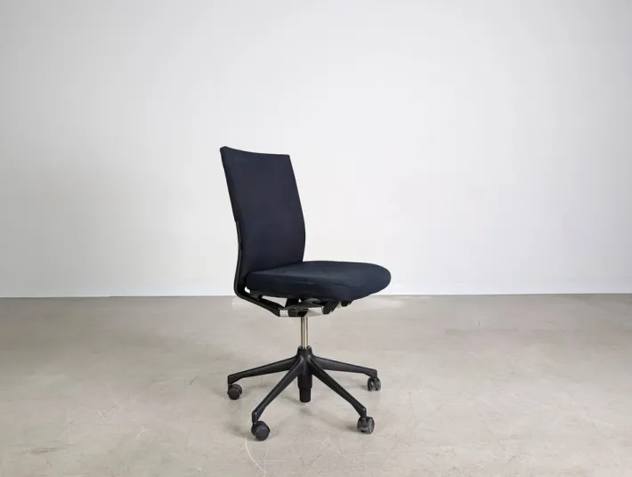Pamono Black Executive Swivel T-Chair from Vitra Outlet