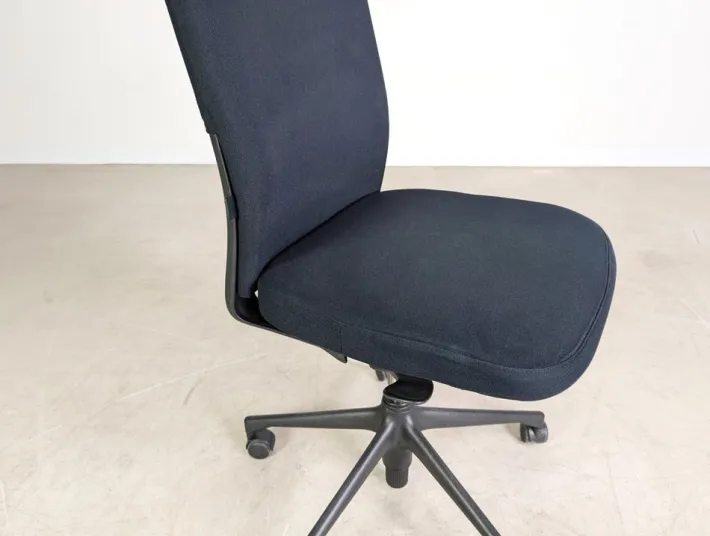 Pamono Black Executive Swivel T-Chair from Vitra Outlet