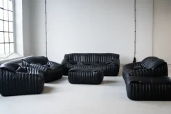 Pamono Black Leather Sandra Sofa Set by Annie Hieronimus for Ligne Roset, 1973, Set of 7 Outlet