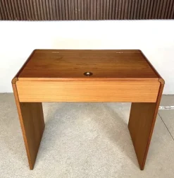 Pamono Danish Dressing Table in Teak with Brass Details and Fold-Out Mirror by Arne Wahl Iversen for Vinde Møbelfabrik, 1960s Best