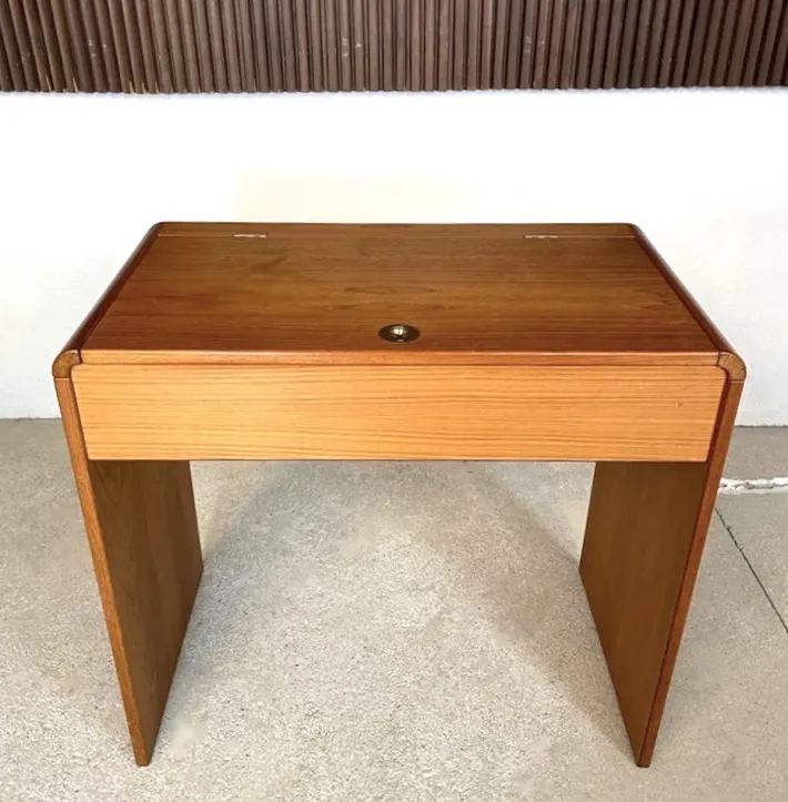 Pamono Danish Dressing Table in Teak with Brass Details and Fold-Out Mirror by Arne Wahl Iversen for Vinde Møbelfabrik, 1960s Best