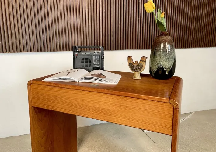 Pamono Danish Dressing Table in Teak with Brass Details and Fold-Out Mirror by Arne Wahl Iversen for Vinde Møbelfabrik, 1960s Best