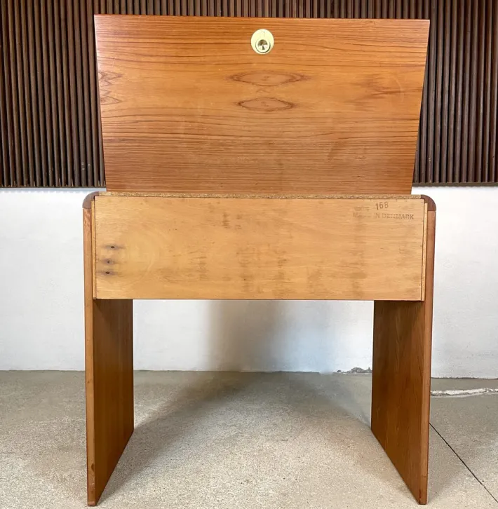 Pamono Danish Dressing Table in Teak with Brass Details and Fold-Out Mirror by Arne Wahl Iversen for Vinde Møbelfabrik, 1960s Best