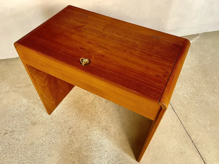 Pamono Danish Dressing Table in Teak with Brass Details and Fold-Out Mirror by Arne Wahl Iversen for Vinde Møbelfabrik, 1960s Best