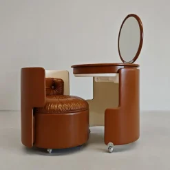 Pamono Dressing Table with Dilly Dally Brown Leather Armchair by Luigi Massoni for Frau, 1970s, Set of 2 Outlet