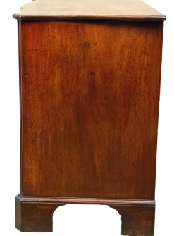 Pamono George III Mahogany Serpentine Chest of Drawers, 1770 Discount