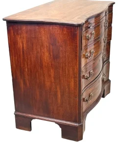 Pamono George III Mahogany Serpentine Chest of Drawers, 1770 Discount