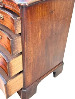 Pamono George III Mahogany Serpentine Chest of Drawers, 1770 Discount