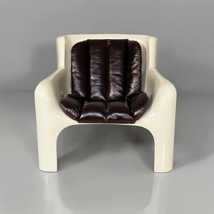 Pamono Italian Space Age Gaia Armchairs in White Fiberglass and Brown Leather by Carlo Bartoli for Arflex, 1970s, Set of 2 Outlet