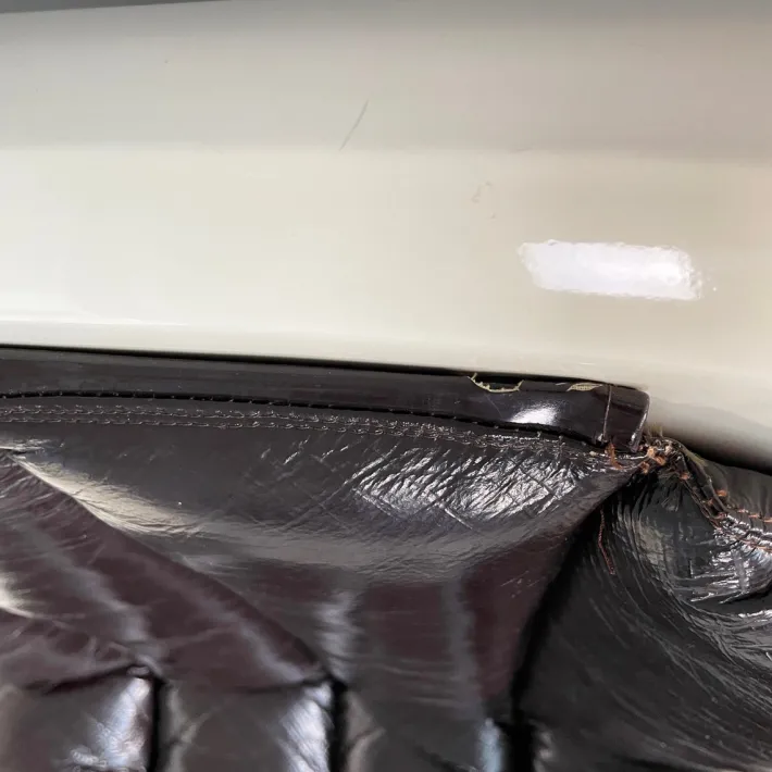 Pamono Italian Space Age Gaia Armchairs in White Fiberglass and Brown Leather by Carlo Bartoli for Arflex, 1970s, Set of 2 Outlet