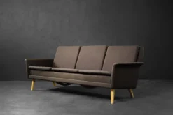 Pamono Mid-Century Danish Modern Brown 3-Seater Sofa by Folke Ohlsson for Fritz Hansen, 1960s Sale