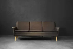 Pamono Mid-Century Danish Modern Brown 3-Seater Sofa by Folke Ohlsson for Fritz Hansen, 1960s Sale