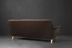 Pamono Mid-Century Danish Modern Brown 3-Seater Sofa by Folke Ohlsson for Fritz Hansen, 1960s Sale