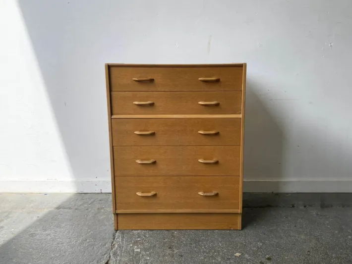 Pamono Mid-Century Modern Chest of Drawers in Oak from G-Plan, 1950s Sale