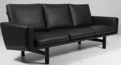 Pamono Model 236/3 3-Seater Sofa in Black Leather and Black Oak attributed to Hans J. Wegner for Getama Outlet