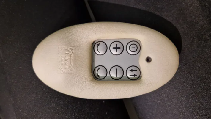 Pamono Model Larus Massaging Chaise Longue in White Leather from Poltrona Frau, 2000 Hot