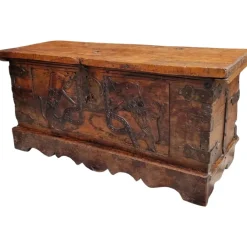 Pamono Small Carved Walnut Coffer, Early 16th Century Outlet