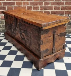 Pamono Small Carved Walnut Coffer, Early 16th Century Outlet