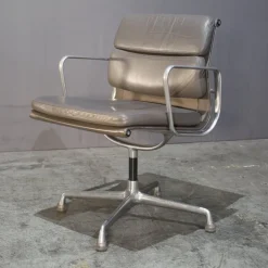 Pamono Soft Pad Ea208 Chair attributed to Charles & Ray Eames for Vitra Online