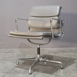 Pamono Soft Pad Ea208 Chair attributed to Charles & Ray Eames for Vitra Online