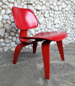 Pamono Stained Red LCW Lounge Chair by Charles & Ray Eames for Herman Miller / Evans Products Company, 1948 Hot
