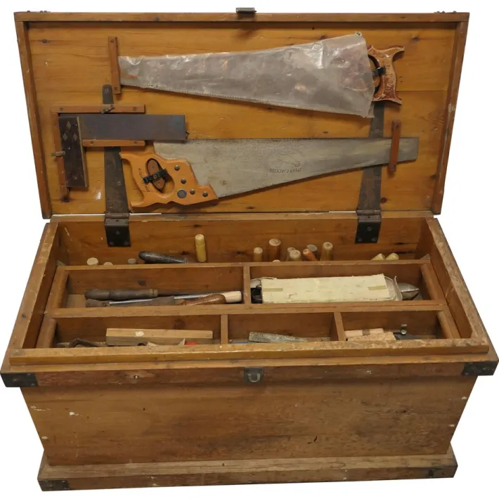 Pamono 19th Century Carpenters Pine Tool Chest and Tools, 1900s Outlet