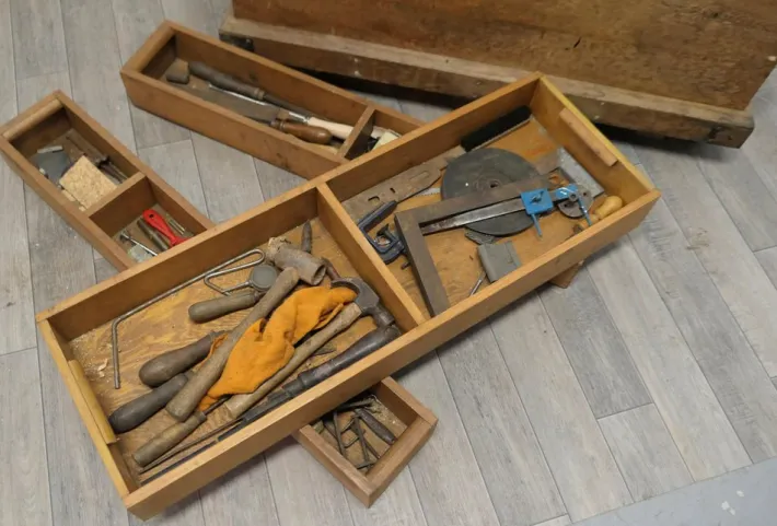 Pamono 19th Century Carpenters Pine Tool Chest and Tools, 1900s Outlet