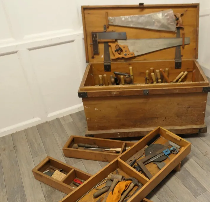 Pamono 19th Century Carpenters Pine Tool Chest and Tools, 1900s Outlet