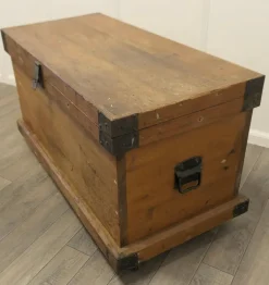 Pamono 19th Century Carpenters Pine Tool Chest and Tools, 1900s Outlet